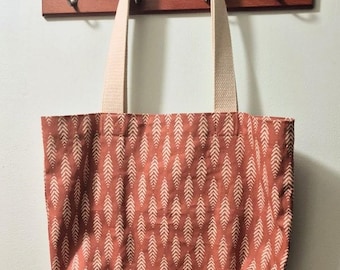 Bolso de mano Market elaborado artesanalmente con un color crema rústico y un interior floral.