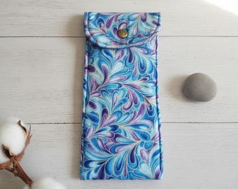 Estuche para gafas hecho a mano: bolsa de algodón azul, morado y dorado con cierre magnético.