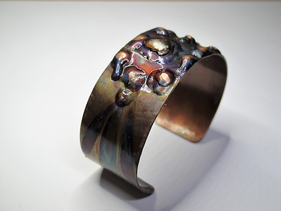 Copper Bracelet flame painted. The cuff is protected by an epoxy clear coat high gloss and very resistant.