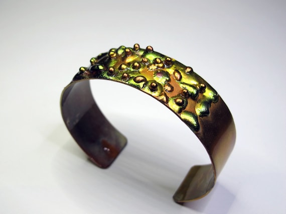 Copper Bracelet flame painted. The cuff is protected by an epoxy clear coat high gloss and very resistant.