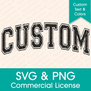 Op de afbeelding: Een verweerd zwart-wit grafisch ontwerp van het woord "CUSTOM" in een vintage varsity-lettertype. De tekst is gebogen en heeft een grunge-effect. De afbeelding bevat de tekst "Custom Text & Colors" en "SVG & PNG Commercial License".