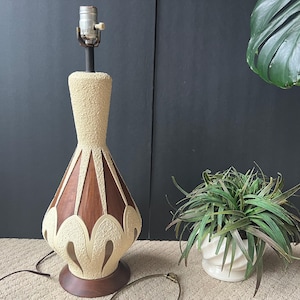 Lampe de table Mid-Century Quartite Creative Corp. Lampe vintage en bois et céramique blanche