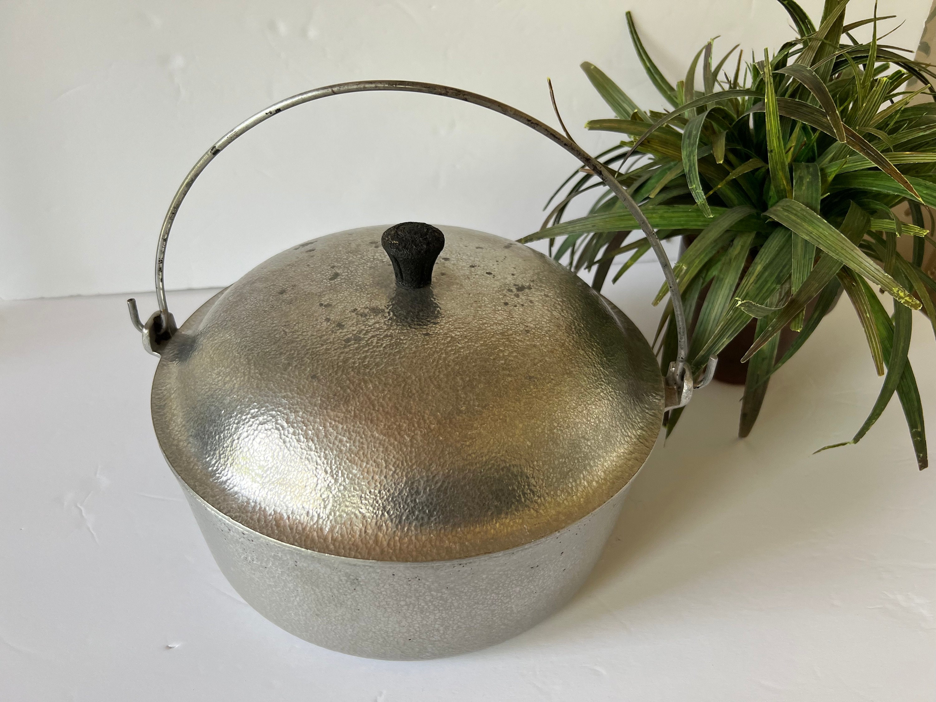 VINTAGE CLUB ALUMINUM 4 QT DUTCH OVEN ROUND POT WITH LID BEIGE/RED CIRCLES