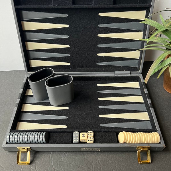 GAMMN Backgammon Da Viaggio - Custodia Resistente Ad Alto Impatto, Colore Verde Cachi, Prodotto In Germania
