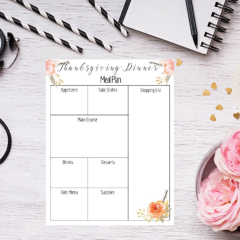 K&ouml;nnte beinhalten: Ein wei&szlig;er Thanksgiving-Dinner-Speiseplan mit floralen Akzenten. Der Plan umfasst Abschnitte f&uuml;r Vorspeisen, Beilagen, Hauptgericht, Getr&auml;nke, Desserts, Kindermen&uuml;, Zubeh&ouml;r und eine Einkaufsliste. Oben steht "Thanksgiving Dinner Meal Plan."