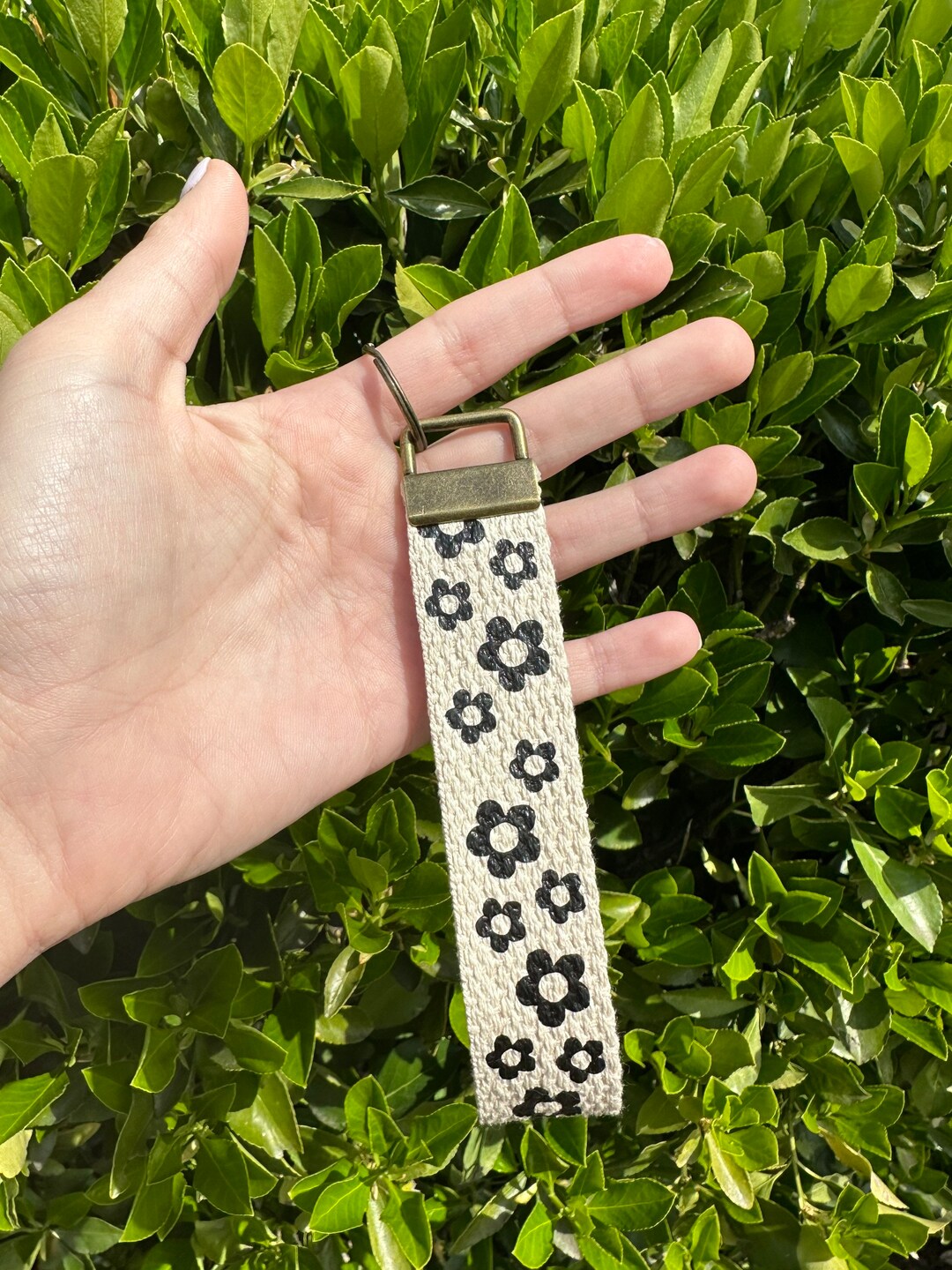 Retro Flowers Keychain Wristlet / Key Fob/ Daisy Keychain Lanyard / Key