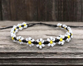 Daisy bracelet, braied bracelet , seed bead flower bracelet , beaded bracelet , macrame bracelet woven cord