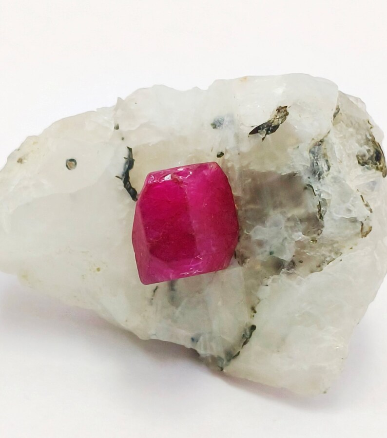 48 Cts Natural Kashmire Red Ruby Crystal Specimen Rough Loose Gemstone