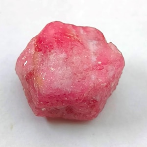 Rubino rosa naturale, vetro limato, pietra preziosa grezza e sciolta J55
