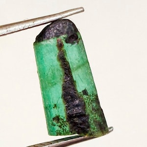 Natural Green Emerald Untreated Rough Loose Gemstone Genuine Emerald Untreated Green Rough Gemstone J77