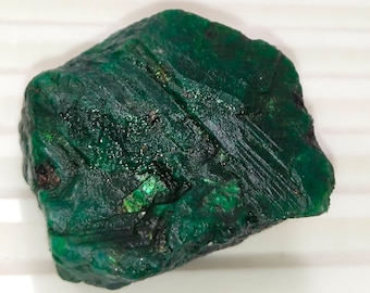 Zafiro verde natural, piedra preciosa africana en bruto