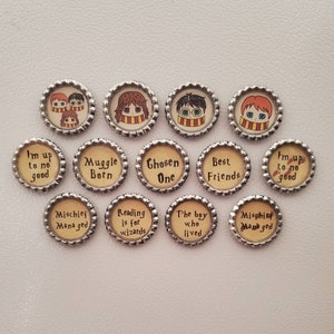 Puede incluir: Doce tapas de botella redondas con varias citas e imágenes de Harry Potter. Las citas incluyen "Estoy a la altura de nada bueno", "Nacido muggle", "El elegido", "Mejores amigos", "Travesura gestionada", "La lectura es para los magos", "El niño que vivió".