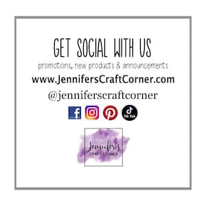K&ouml;nnte beinhalten: Eine Grafik mit dem Text "GET SOCIAL WITH US" und der Website-Adresse "www.JennifersCraftCorner.com". Die Grafik enth&auml;lt auch Social-Media-Icons f&uuml;r Facebook, Instagram, Pinterest und TikTok. Der Text "@jenniferscraftcorner" befindet sich unter den Social-Media-Icons. Die Grafik enth&auml;lt auch ein violettes Aquarell-Logo mit dem Text "Jennifer's CRAFT CORNER".