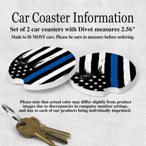Peut inclure: Ensemble de deux dessous-de-verre pour voiture avec un motif de drapeau am&eacute;ricain vieilli avec une fine ligne bleue. Les dessous-de-verre sont con&ccedil;us pour s'adapter &agrave; la plupart des voitures et mesurent 2,56 pouces de diam&egrave;tre. "Car Coaster Information" et "Set of 2 car coasters with Divot measures 2.56" sont imprim&eacute;s sur l'image.