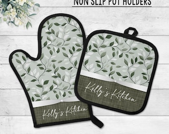 Personalized Sage Green Kitchen Pot Holder & Oven Mitt with Name: Housewarming Gift, Monogrammed Towels, Farmhouse Kitchen