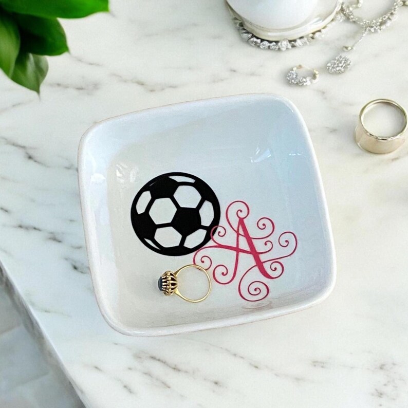 Plato para joyas de fútbol con monograma, ideas de regalos de fútbol, plato para anillos personalizado, regalo para futbolistas, regalos para entrenadores, regalo para equipos de fútbol femenino imagen 2