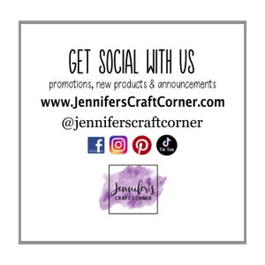 Puede incluir: Fondo blanco con el texto &laquo;GET SOCIAL WITH US&raquo; e iconos de redes sociales para Facebook, Instagram, Pinterest y TikTok. La imagen tambi&eacute;n incluye la direcci&oacute;n del sitio web y el nombre de usuario de Instagram de Jennifer's Craft Corner.