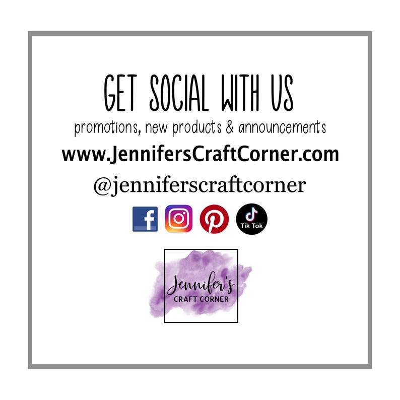 Puede incluir: Fondo blanco con el texto &laquo;GET SOCIAL WITH US&raquo; e iconos de redes sociales para Facebook, Instagram, Pinterest y TikTok. La imagen tambi&eacute;n incluye la direcci&oacute;n del sitio web y el nombre de usuario de Instagram de Jennifer's Craft Corner.