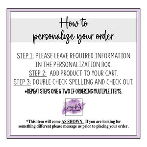 Puede incluir: Un gr&aacute;fico rosa y blanco con instrucciones sobre c&oacute;mo personalizar un pedido. El texto dice: "C&oacute;mo personalizar tu pedido. Paso 1: Por favor, deja la informaci&oacute;n requerida en el cuadro de personalizaci&oacute;n. Paso 2: Agrega el producto a tu carrito. Paso 3: Verifica la ortograf&iacute;a y realiza el pago. *Repite los pasos uno y dos si pides varios art&iacute;culos. *Este art&iacute;culo se enviar&aacute; tal como se muestra. Si buscas algo diferente, por favor, env&iacute;anos un mensaje antes de realizar tu pedido."