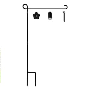 K&ouml;nnte beinhalten: Schwarzer Gartenflaggenst&auml;nder aus Metall mit gebogenem Oberteil und einem einzelnen, spitz zulaufenden Pfahl. Der St&auml;nder hat einen dekorativen Blumenaufsatz und einen kleinen Metallring.