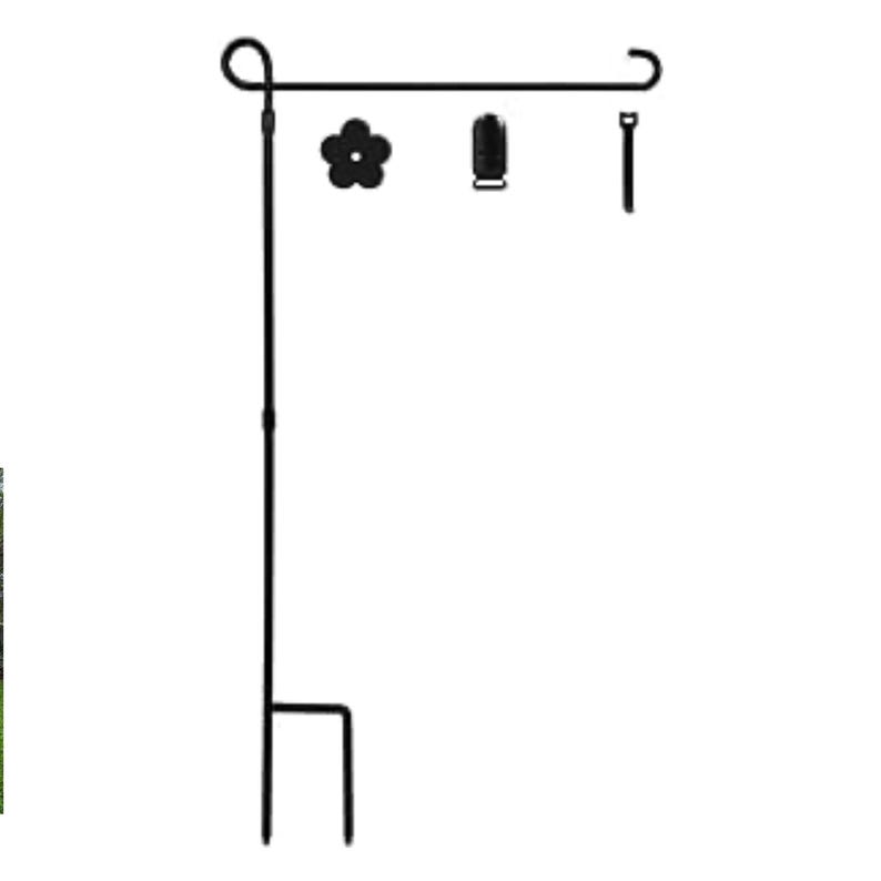 K&ouml;nnte beinhalten: Schwarzer Gartenflaggenst&auml;nder aus Metall mit gebogenem Oberteil und einem einzelnen, spitz zulaufenden Pfahl. Der St&auml;nder hat einen dekorativen Blumenaufsatz und einen kleinen Metallring.