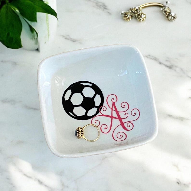 Plato para joyas de fútbol con monograma, ideas de regalos de fútbol, plato para anillos personalizado, regalo para futbolistas, regalos para entrenadores, regalo para equipos de fútbol femenino imagen 1
