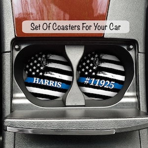 Peut inclure: Deux dessous-de-verre de voiture noirs et blancs avec un design de drapeau am&eacute;ricain et une ligne bleue. Un dessous-de-verre dit "HARRIS" et l'autre dit "#11925".