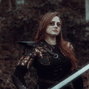 Raven Wing Leather Pauldron: Women&#39;s Customizable Shoulder Armor