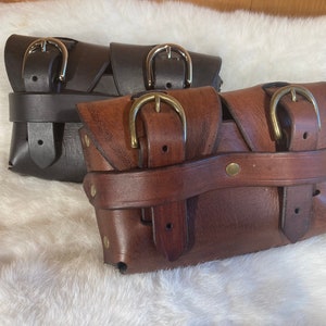 Estuche ancho de cuero para cinturón con hebillas (personaliza tu estuche con el cuero y el metal que prefieras)