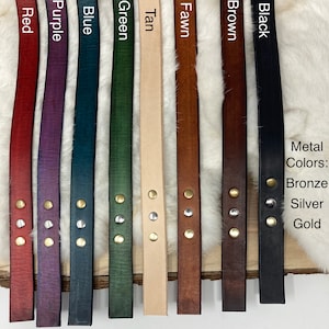 K&ouml;nnte beinhalten: Eine Pr&auml;sentation von Lederriemen in verschiedenen Farben: Rot, Lila, Blau, Gr&uuml;n, Beige, Rehbraun, Braun und Schwarz. Jeder Riemen hat Metallnieten in Bronze, Silber und Gold. Der Text "Leather Colors" und "Metal Colors" ist sichtbar.