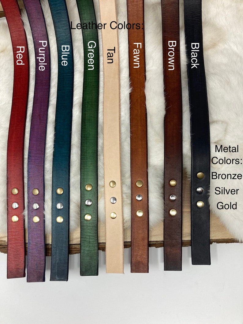 K&ouml;nnte beinhalten: Eine Pr&auml;sentation von Lederriemen in verschiedenen Farben: Rot, Lila, Blau, Gr&uuml;n, Beige, Rehbraun, Braun und Schwarz. Jeder Riemen hat Metallnieten in Bronze, Silber und Gold. Der Text "Leather Colors" und "Metal Colors" ist sichtbar.