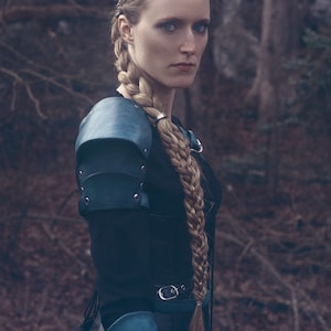 Women's Leather Pauldron for the Ren Faire: Custom Medieval Shoulder ...