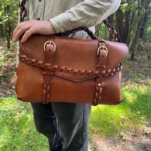 Bolso bandolera de cuero trenzado de alta calidad personalizado con hebilla (personalice el suyo en varios colores de cuero y metal)