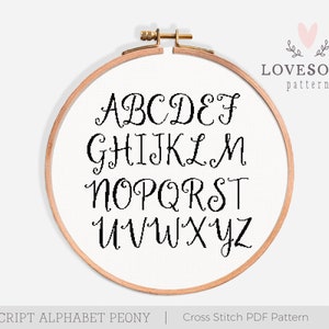 Könnte beinhalten: Ein Kreuzstichmuster für das Alphabet in einer kursiven Schriftart. Die Buchstaben werden in einem Reifen auf weißem Hintergrund angezeigt. Das Muster heißt "Script Alphabet Peony" und ist ein PDF-Download.