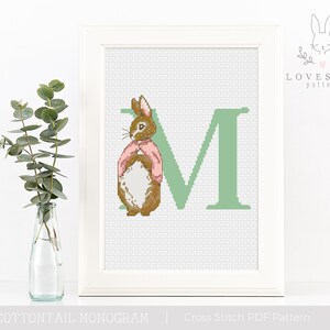 Monograma de coelho de coelho M ponto cruz padrão PDF, ponto cruz do alfabeto de coelho flopsy, padrão XStitch personalizado para bebê, download instantâneo