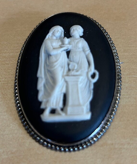 Authentic Wedgewood Brooch from the Edwardian era 