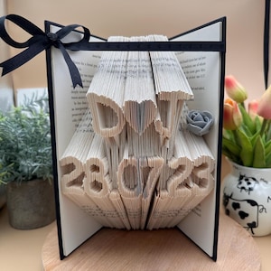 Tarjeta de aniversario, iniciales de pareja, fecha personalizada, diseño de libro.