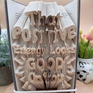 Diese positive Energie steht dir gut, gefaltete Buchkunst, get up and go Geschenk, Deluxe-Karte, Motivationszitat, Geschenke zum inspirieren