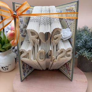 Biglietto di anniversario, iniziali di coppia, data personalizzata deluxe, arte del libro piegato, matrimonio, anniversario di carta, arte del libro tagliata e piegata