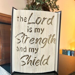 Bijbelcitaten, de heer is mijn krachtschild, gevouwen boekkunst, bijbelcitaat, religieuze kunst, Thanksgiving, Kerstmis, Pasen, Psalm 28:7