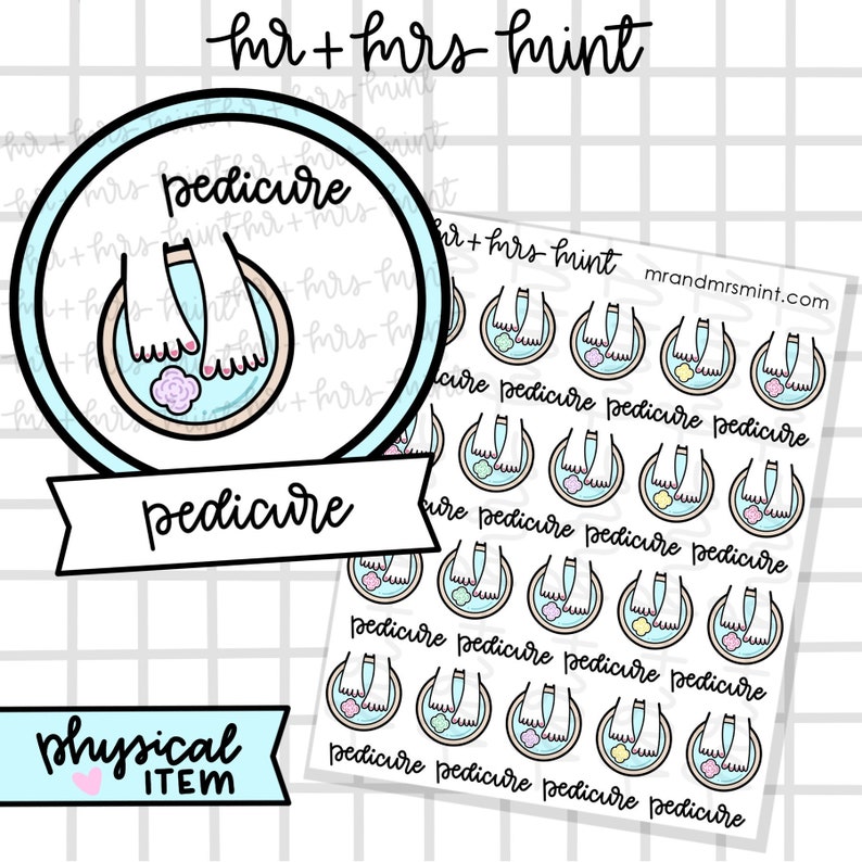 Op de afbeelding: Een vel stickers met een herhalend ontwerp van een cartoonvoet die een pedicure krijgt. De stickers zijn op een witte achtergrond met een blauw rasterpatroon. De tekst "pedicure" wordt herhaald op de stickers. De tekst "mr + mrs mint" staat bovenaan het vel. De tekst "mrandmrsmint.com" staat rechtsboven op het vel.