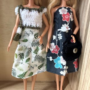 Vêtements de poupée faits main. 2 tenues, 7 articles.