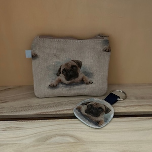 Handgemachte Münztasche und Schlüsselanhänger. Mops Design. Ideales Reiseaccessoire.