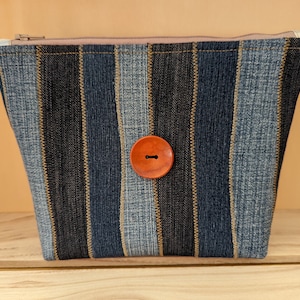 Borsa per il trucco/cosmetici realizzata a mano con denim riciclato/riciclato. Ideale per Natale o come regalo di compleanno.