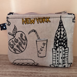 ニューヨークシティのハンドメイドコインケース。リネン風の生地にジッパー開閉。旅行に最適なアクセサリーです。
