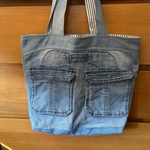 Recycelte / upcycled Jeans Einkaufstasche. Hergestellt aus recycelten Jeans und Herrenhemd.