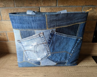 Sac à main zippé en denim recyclé. Sac de jour idéal pour l’anniversaire d’un étudiant ou d’un adolescent. Jeans recyclés.