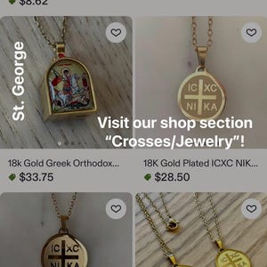 Może przedstawiać: Prezentacja pozłacanych naszyjnik&oacute;w z religijnymi wisiorkami. Wisiorki przedstawiają krzyże i ikonografię religijną. Obraz zawiera tekst: "Odwiedź naszą sekcję sklepu 'Crosses/Jewelry'!"