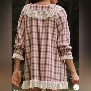 Op de afbeelding: Een geruite jurk in bordeaux, cr&egrave;me en beige tinten, met een kanten kraag, manchetten en zoom. De jurk heeft lange mouwen en een losse pasvorm, geschikt voor vrijetijdskleding.