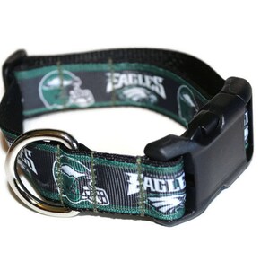 Puede incluir: Collar para perro negro y verde con hebilla plateada y un patr&oacute;n repetido del logotipo de los Philadelphia Eagles y un casco de f&uacute;tbol.
